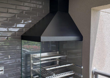Como combinar vidro e inox em churrasqueiras sob medida