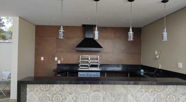 Como combinar vidro e inox em churrasqueiras sob medida