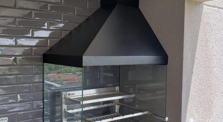 Como combinar vidro e inox em churrasqueiras sob medida