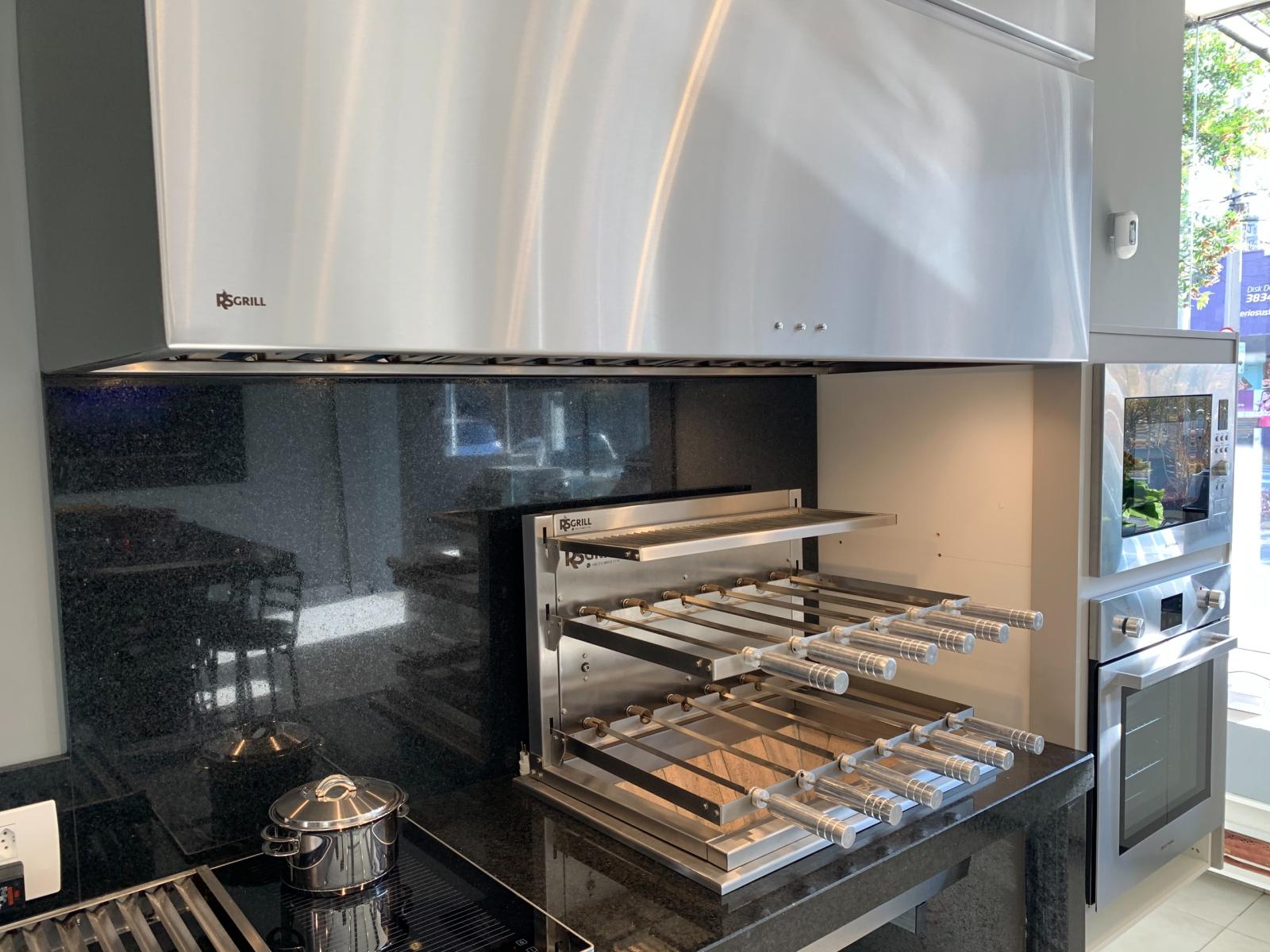 Projeto gourmet integrado: como alinhar churrasqueira, coifa e bancadas sob medida | RS GRILL