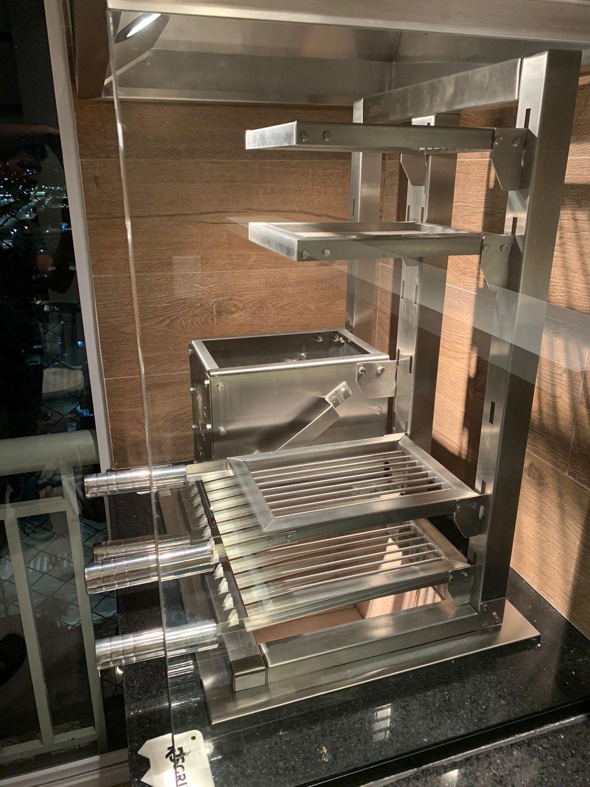 Como planejar área gourmet com churrasqueira lateral de vidro